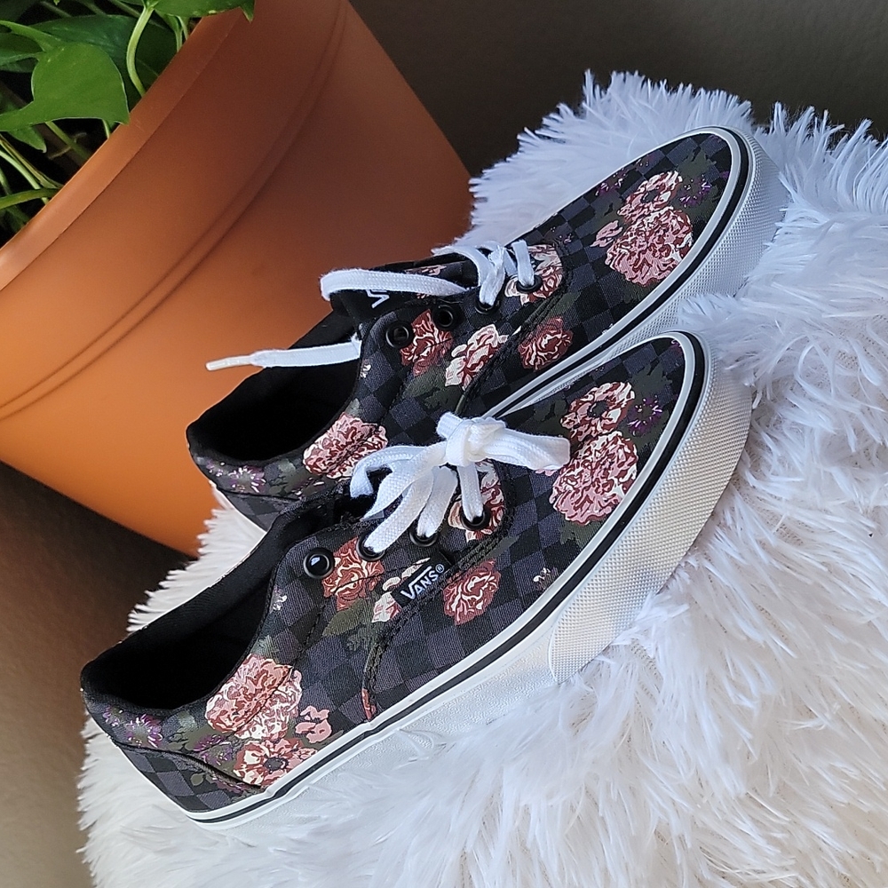 Beautiful Van's with Floral Design 🌸🌼🏵